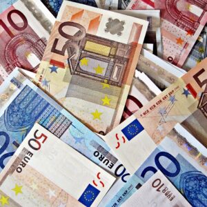 Cash prize — photo: Wikimedia Commons